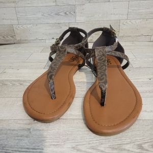NWOT GBG Los Angeles Thong Sandals Womens Brown Logo Buckle‎ Shoes